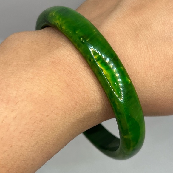 Vintage 1960’s Spinach Green marbled Bakelite Bangle Bracelet